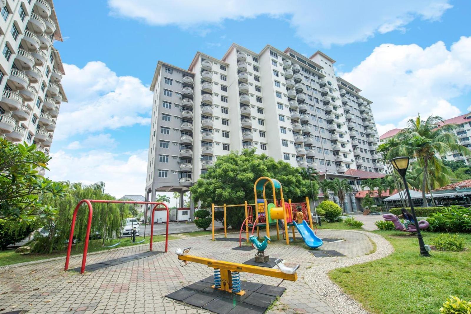بورت ديكسون Ruiyas Sea View Condominium Portdickson المظهر الخارجي الصورة